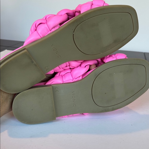 Vionic Kalina in Hot Pink. Size 8 - Picture 6 of 6